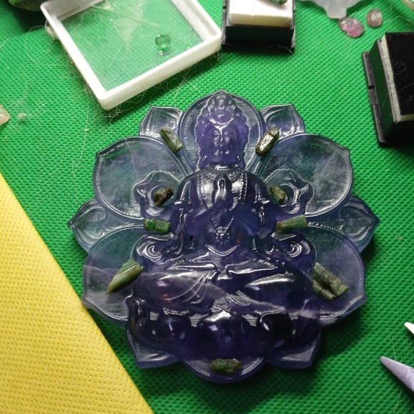 Fluorite carving of Quan Yin - Picture 4 of 4